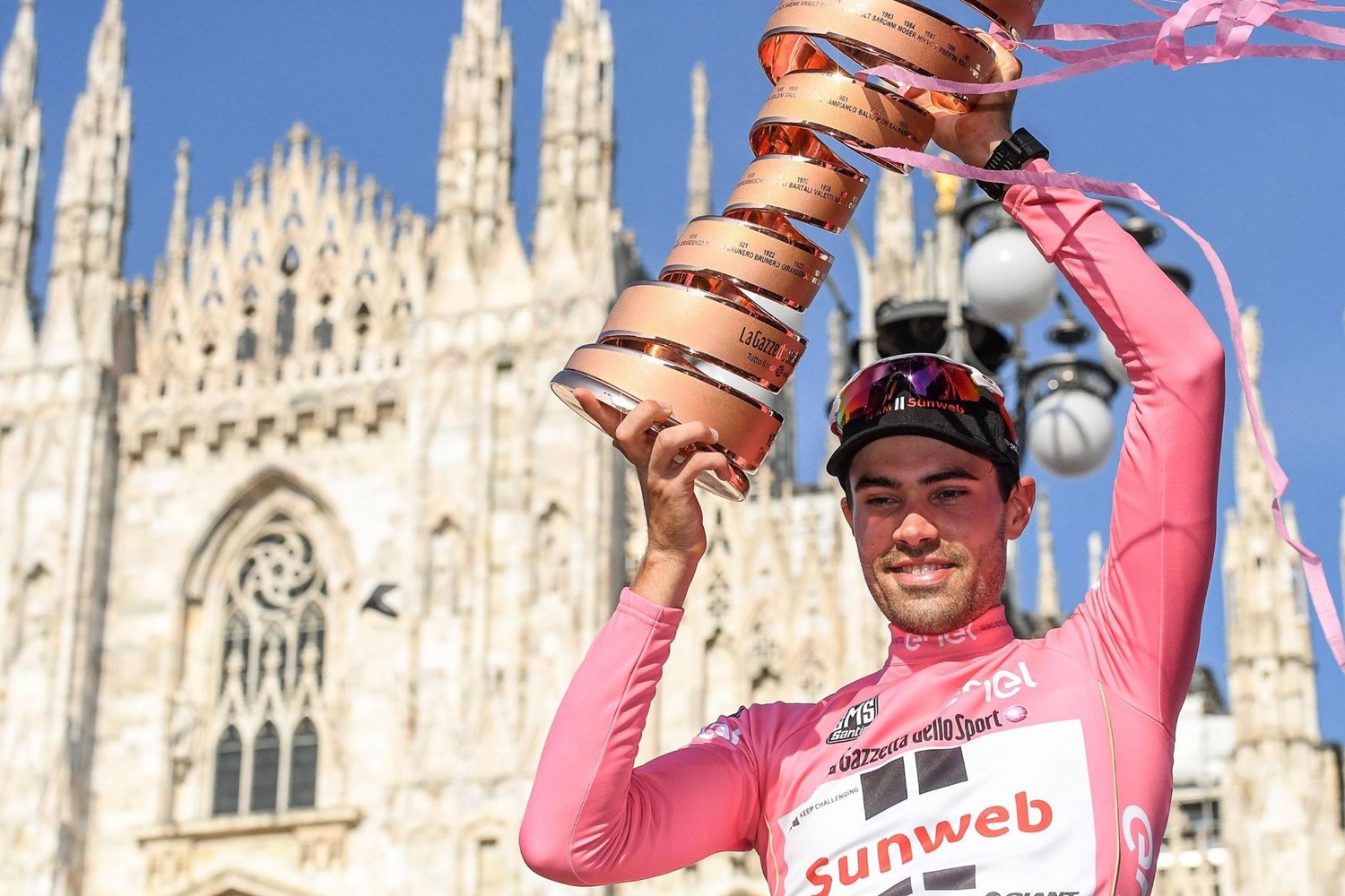 Tom Dumoulin met trofee Giro.jpg