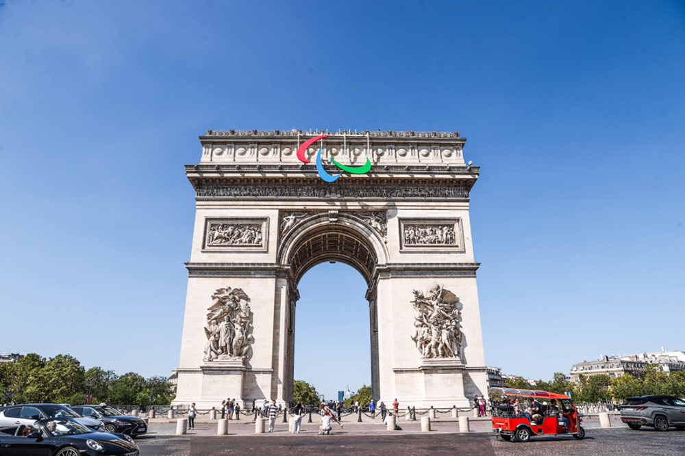 Arc De Triomphe Met Agito's BSR AGENCY